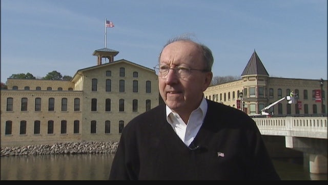 Carpentersville businessman angry that American flag removed from ad