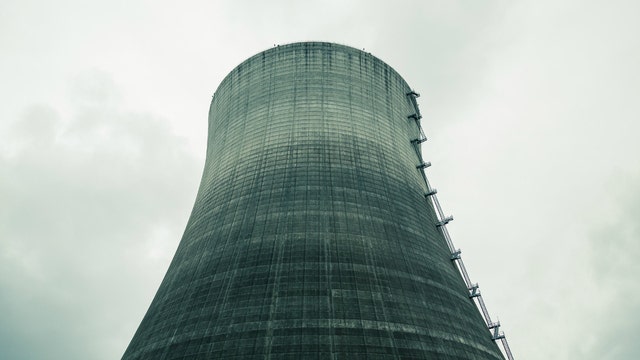 Exelon says it will close two Illinois nuclear plants
