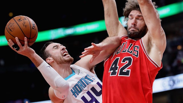 Holiday scores 27, Bulls hold off Walker, Hornets 123-120