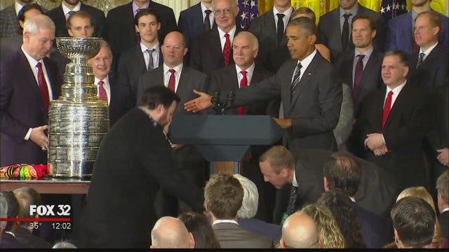 Obama honors Chicago Blackhawks for Stanley Cup hat trick