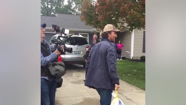 Matthew McConaughey celebrates birthday by handing out free turkeys to families