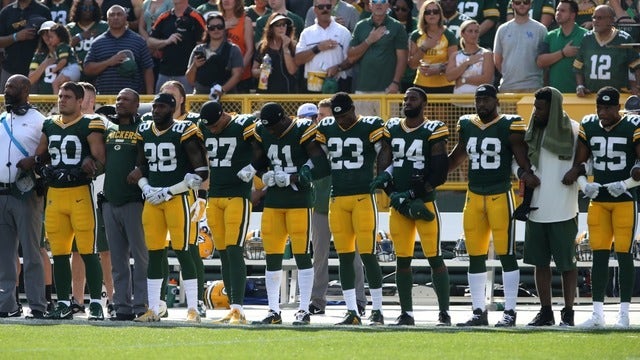 Packers ask fans to lock arms during anthem before Bears game