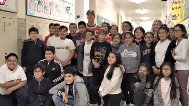 Jonathan Toews visits Chicago students to talk healthy eating, gardening