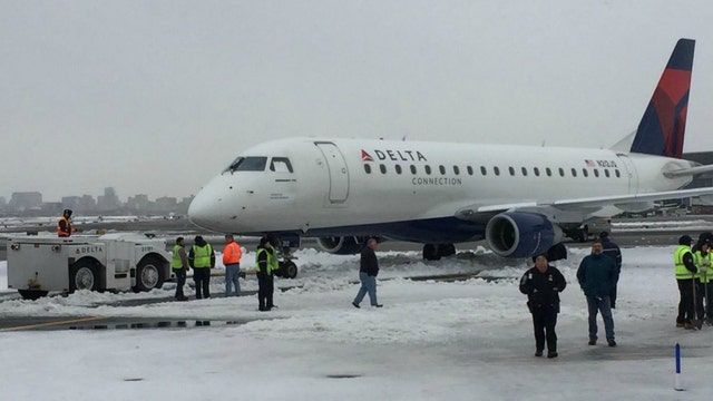 Plane from Chicago gets stuck in snowdrift at NYC airport
