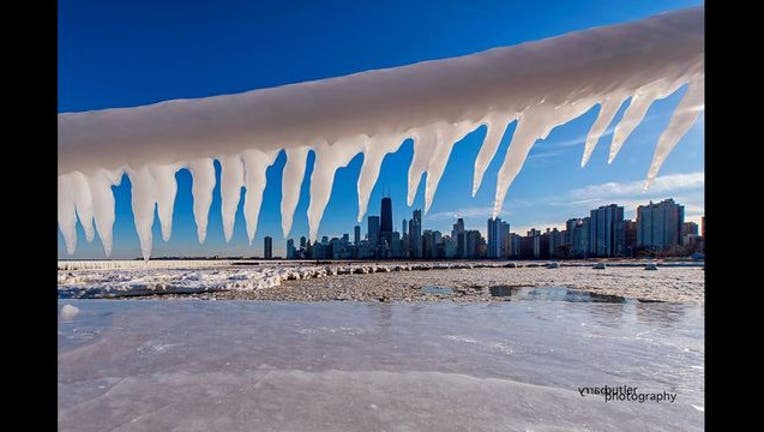 frozen-water-lake-michigan-chicago