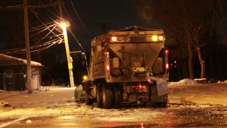 33f454e8-Man killed in crash with salt truck in Chicago