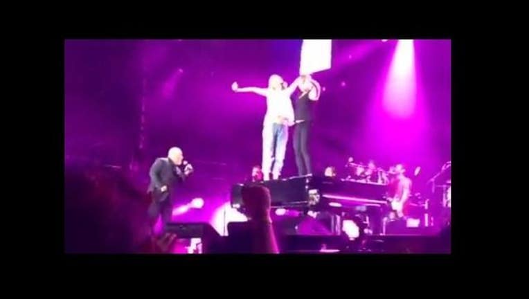 4f327481-billy-joel-concert-amy-schumer-jennifer-lawrence