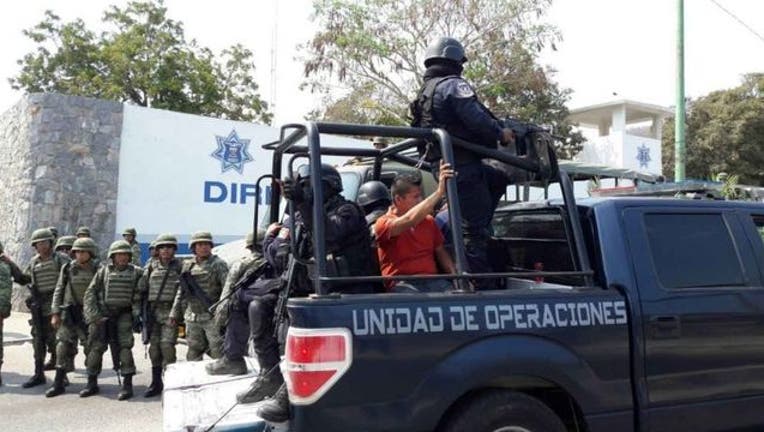 51322454-mexicopolicedrug_1495913697158.jpg