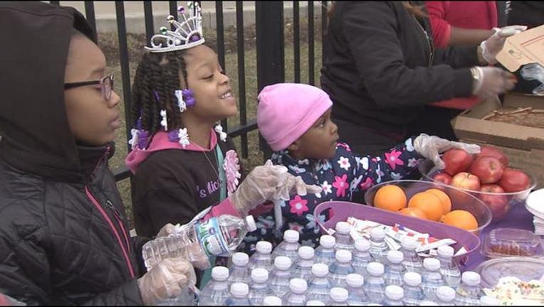 5567dad9-Armani Crew, 6, celebrated her birthday by giving away food to homeless people.