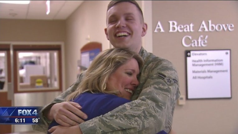 556cc06e-North_Texas_airman_surprises_mom_for_Chr_0_20181221184513-409650