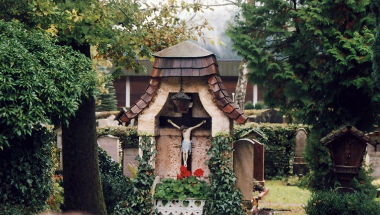 5c0bd43d-Berchtesgaden cemetery image courtesy Jacksoncaines via Flickr