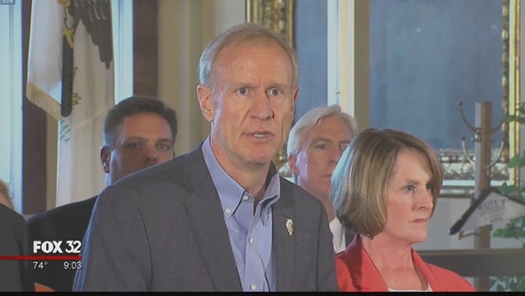 Rauner_signs_stopgap_budget_deal_0_20160701031727