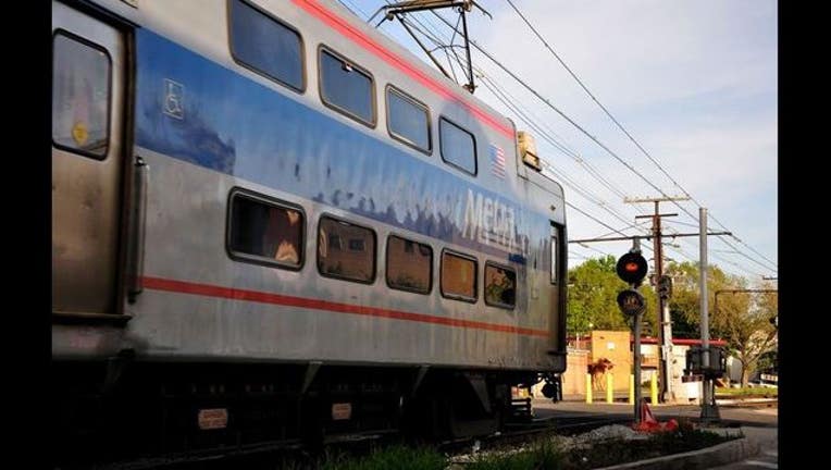 metra-train-crossing-rail-road