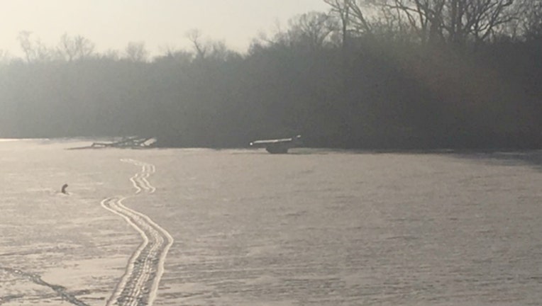 6face7cd-Plane crash on Rock River in Illinois