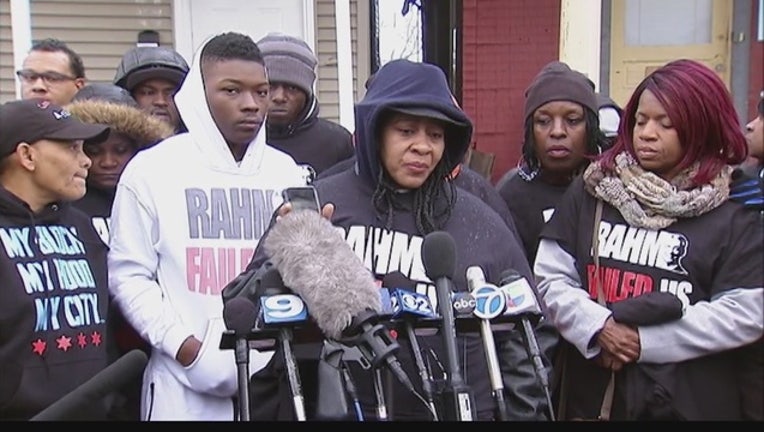 7b08e4e5-Relatives_of_2_killed_by_Chicago_police__0_20151228031851