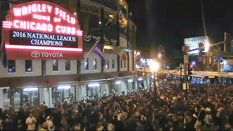 7cba9343-wrigley-nlcs-clench_1477243553658.png