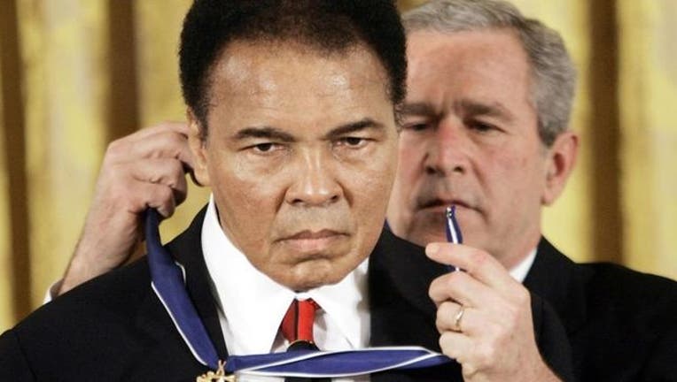 7e4c6fe3-Muhammad Ali receives the Medal of Freedome from President George W. Bush