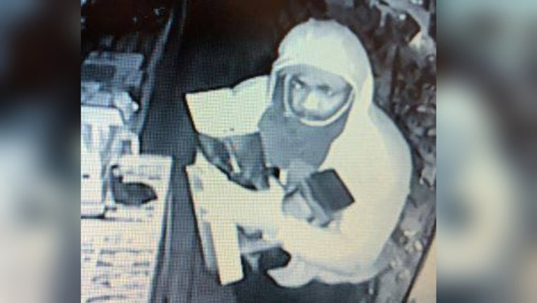 8a7e1a24-aurora-liquor-store-robbery_1539358088996.jpg