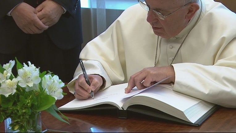 999a15e4-Pope Francis Signs UN Guestbook-402970