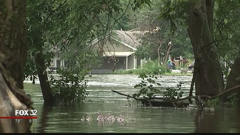 a3475b8e-Homeowners_brace_for_flood_waters_to_get_0_20170721023934