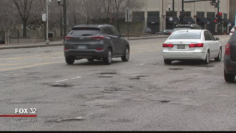 a35a401c-Pothole_season_underway_in_Chicago_area_0_20180221040242