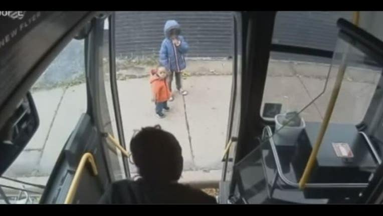 a4dea4e3-This little boy and girl were found alone and lost on a Milwaukee street.