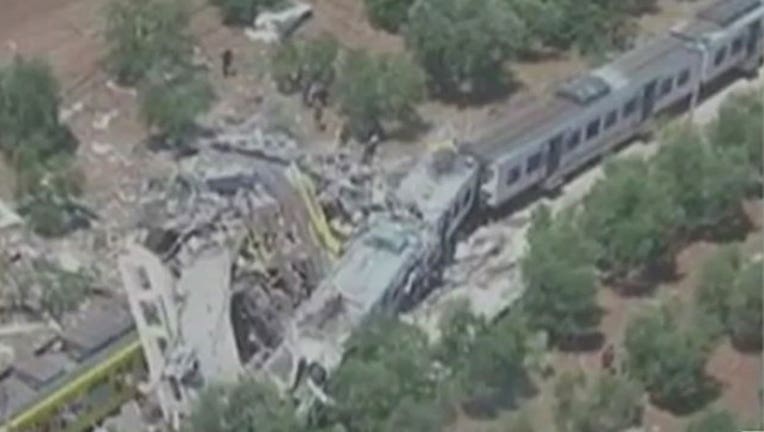 Trains collide head-on in Italy-402970