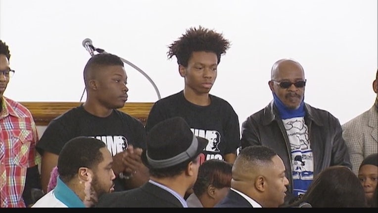 b039261f-Chicago_protesters_block_traffic_during__0_20151212040241