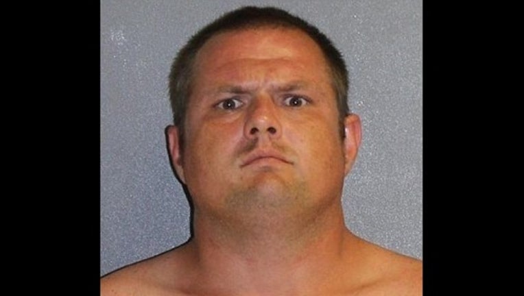 c004a601-34E3A7D300000578-3623986-Accused_Erick_Cox_pictured_was_arrested_after_witnesses_said_he_-a-26_1464967694682_1465006063148.jpg