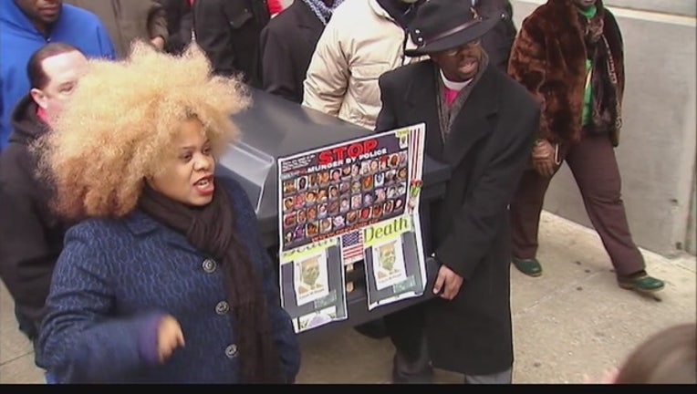 cf33045e-Chicago_protests_continue_into_the_weeke_0_20151129042421
