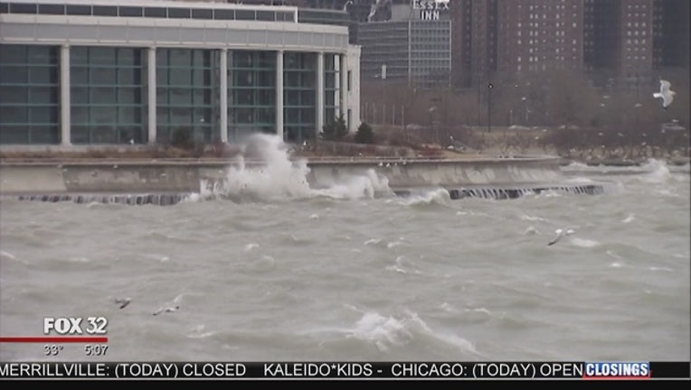 Winds_whip_up_waves_along_lakeshore_0_20160225114804