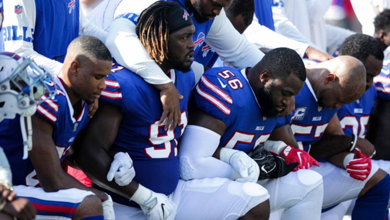 ead341bf-GETTY bills kneeling_1506386041030.jpg