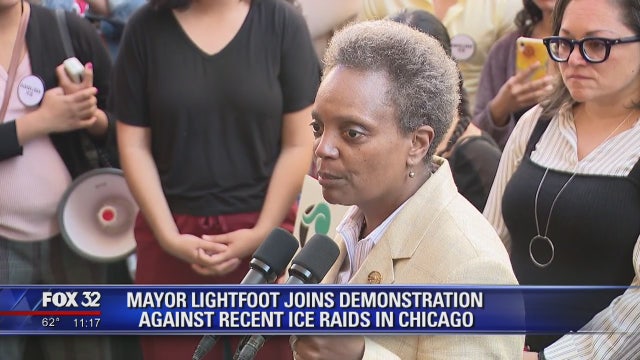Mayor joins demonstration against recent ICE raids in Chicago