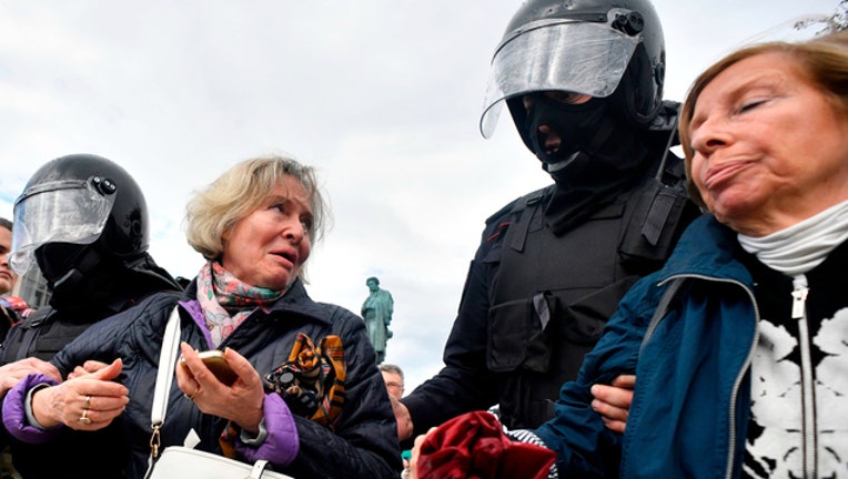 25a512dd-GETTY Riot police detain pro-democracy protesters in Moscow