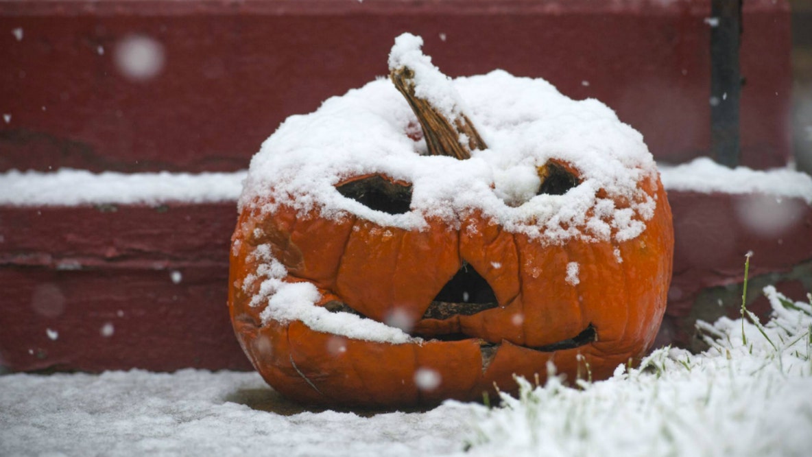When is the first average snowfall in Chicago?