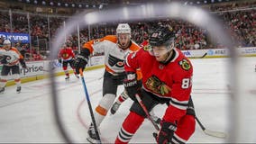 Hayes helps Flyers beat Blackhawks 4-1