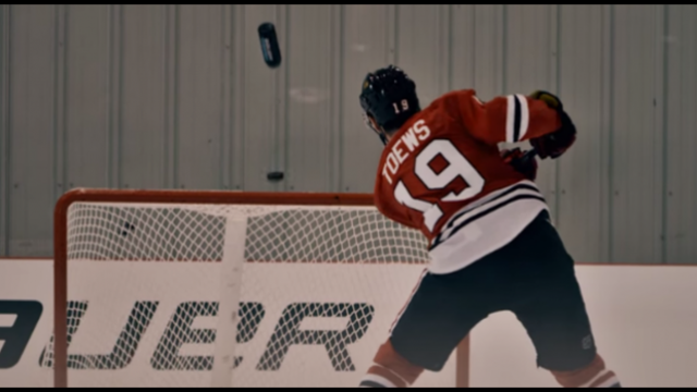 VIDEO: Blackhawks' Toews pulls off incredible trick shot