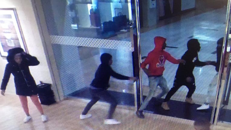Group wanted for stealing purses, robbing woman at ...