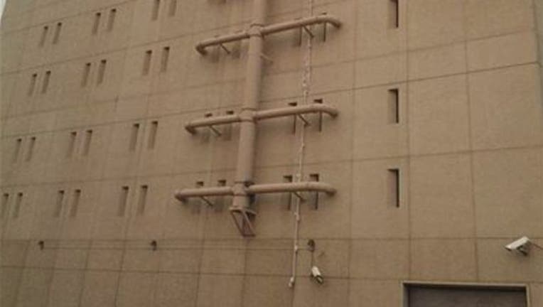 38a40a42-bedsheetescape_1440260334569.jpg