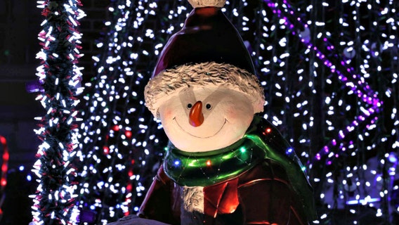 Here's when 93.9 LITE FM starts playing round-the-clock Christmas music