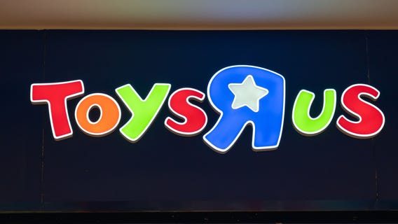 Toys 'R' Us opens second flagship store in Chicago area