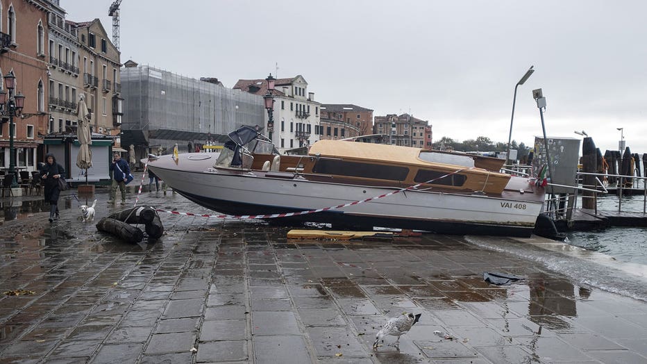 getty_veniceflooding1_111319.jpg