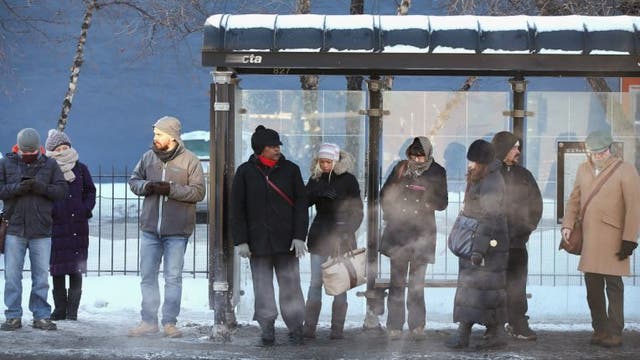 Overnight snowfall threatens Tuesday morning commute