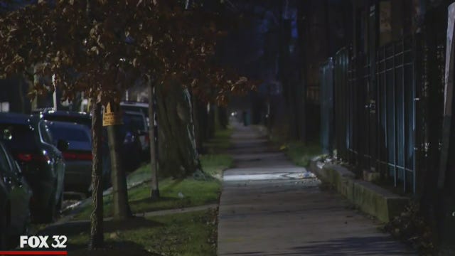 Man critically wounded during Bronzeville robbery