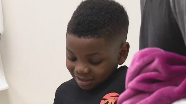 Doctors, nurses bring holiday cheer to kid patients at Chicago hospital