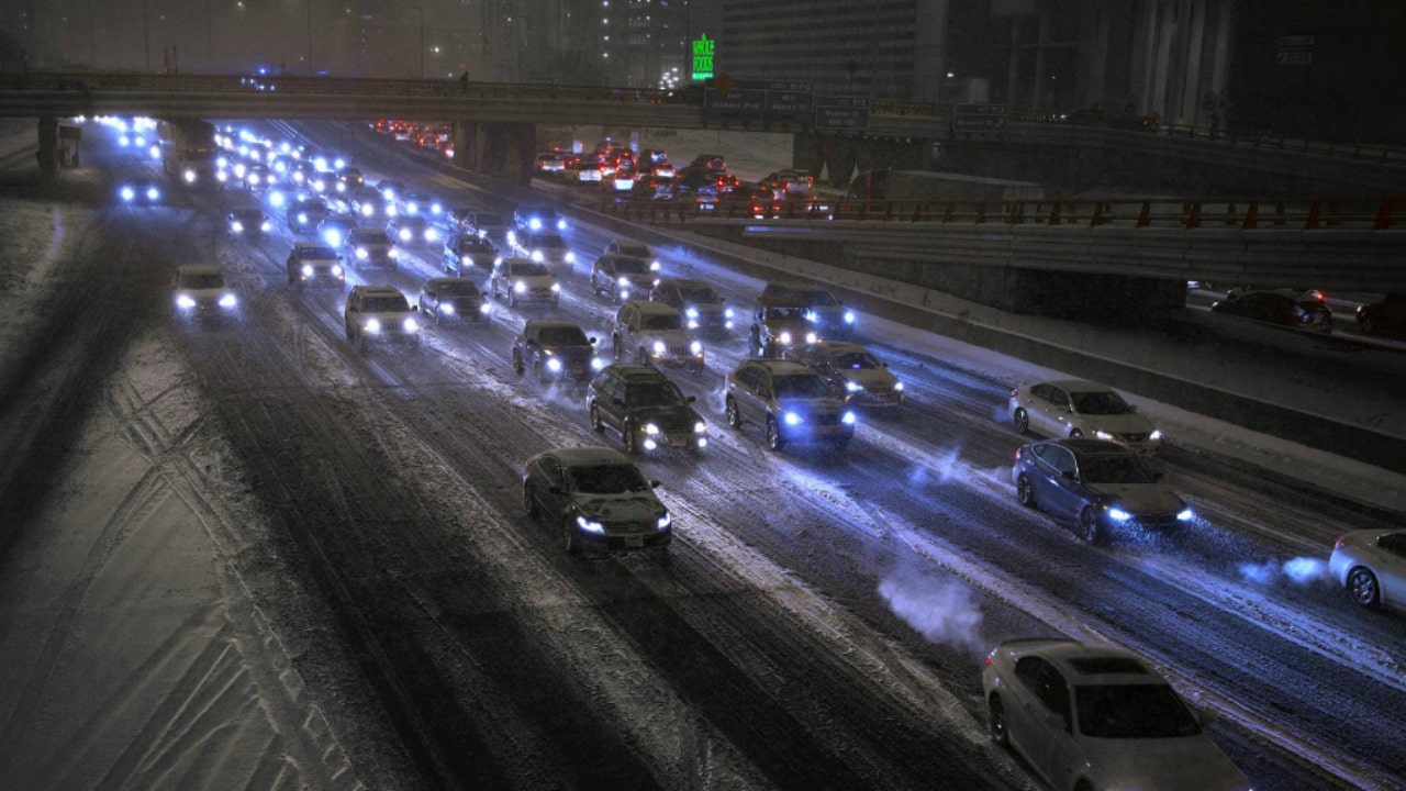 Winter storm dumps snow across Chicago ahead of expected bitter cold