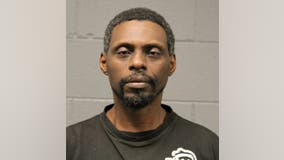 Robber fractures skull of 7-Eleven clerk with gardening tool in West Loop robbery: police