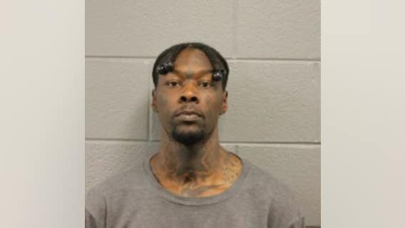 Man charged with threatening Chicago police with BB gun inside police station