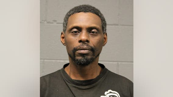 Robber fractures skull of 7-Eleven clerk with gardening tool in West Loop robbery: police