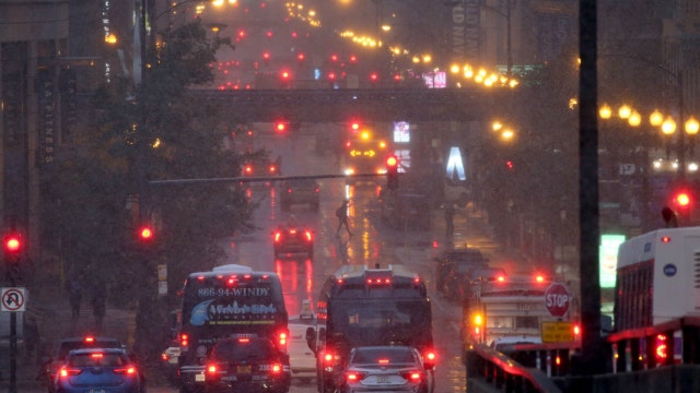 Airlines cancel over 1,200 flights in Chicago as winter storm hits
